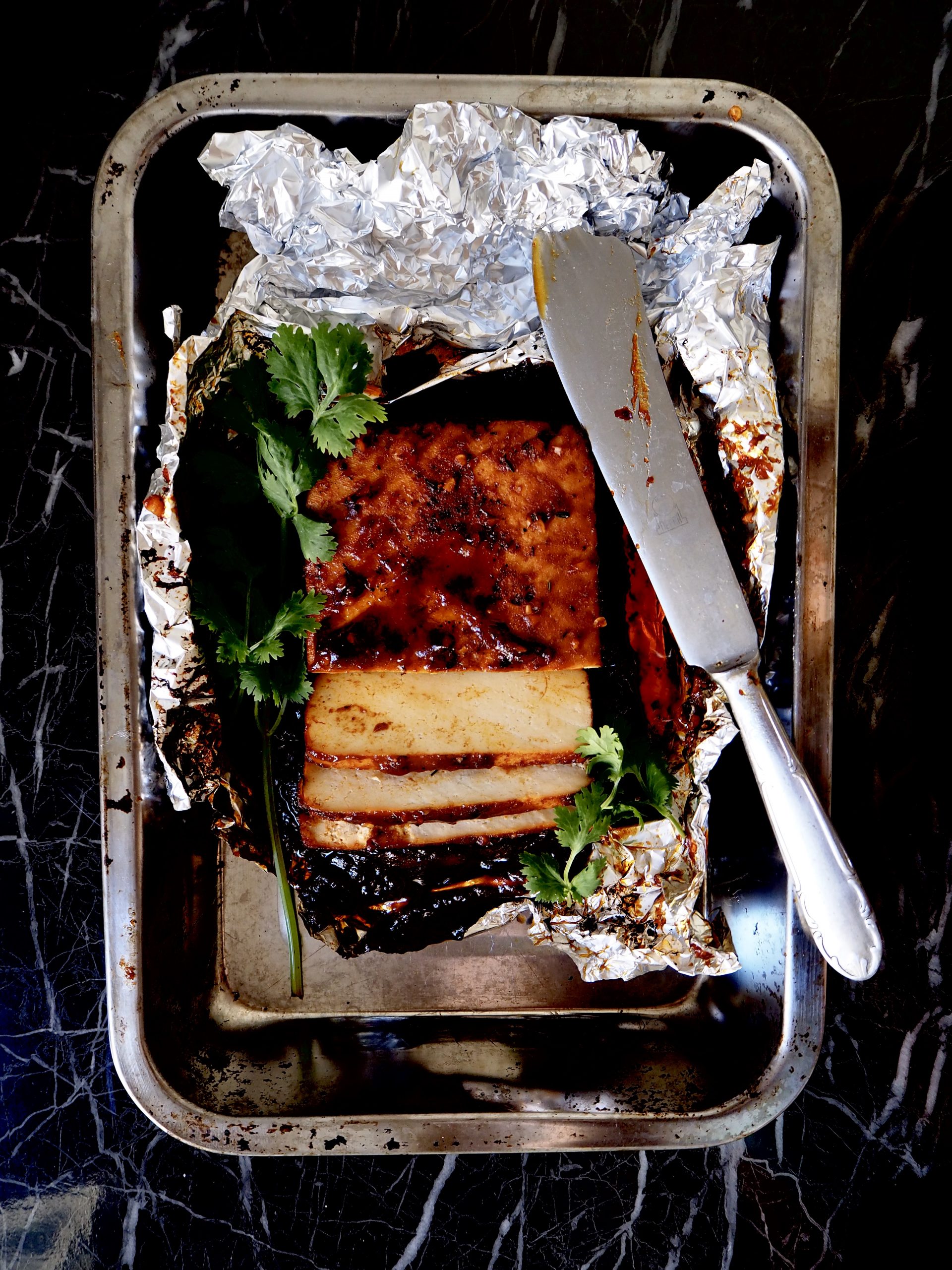 gemarineerde tofu vanaf boven gezien in aluminium folie met koriander