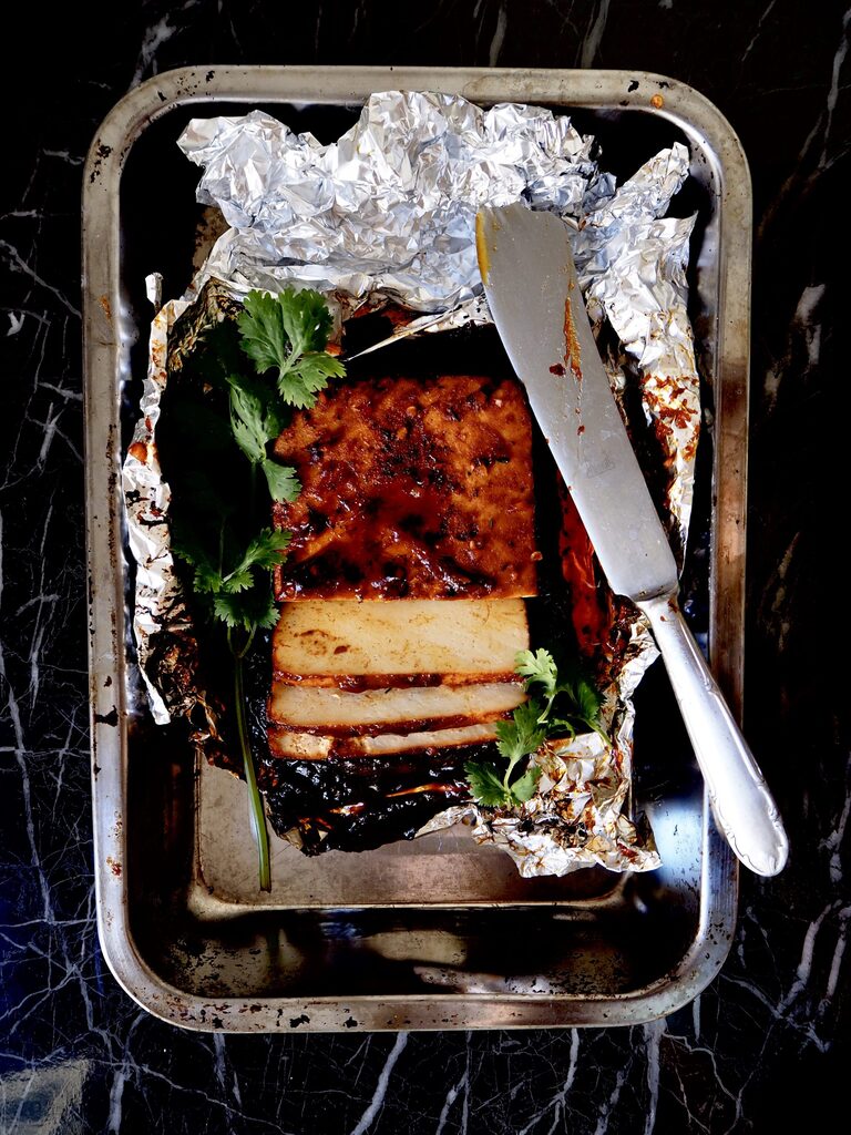 el tofu BBQ visto desde arriba con cilantro y un cuchillo