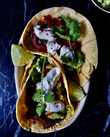 tacos veganos con frijoles vistos desde arriba con lima y cilantro y crema agria