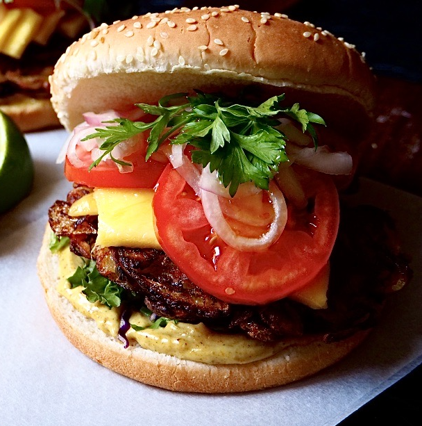 hamburguesa vegana con mango visto desde cerca