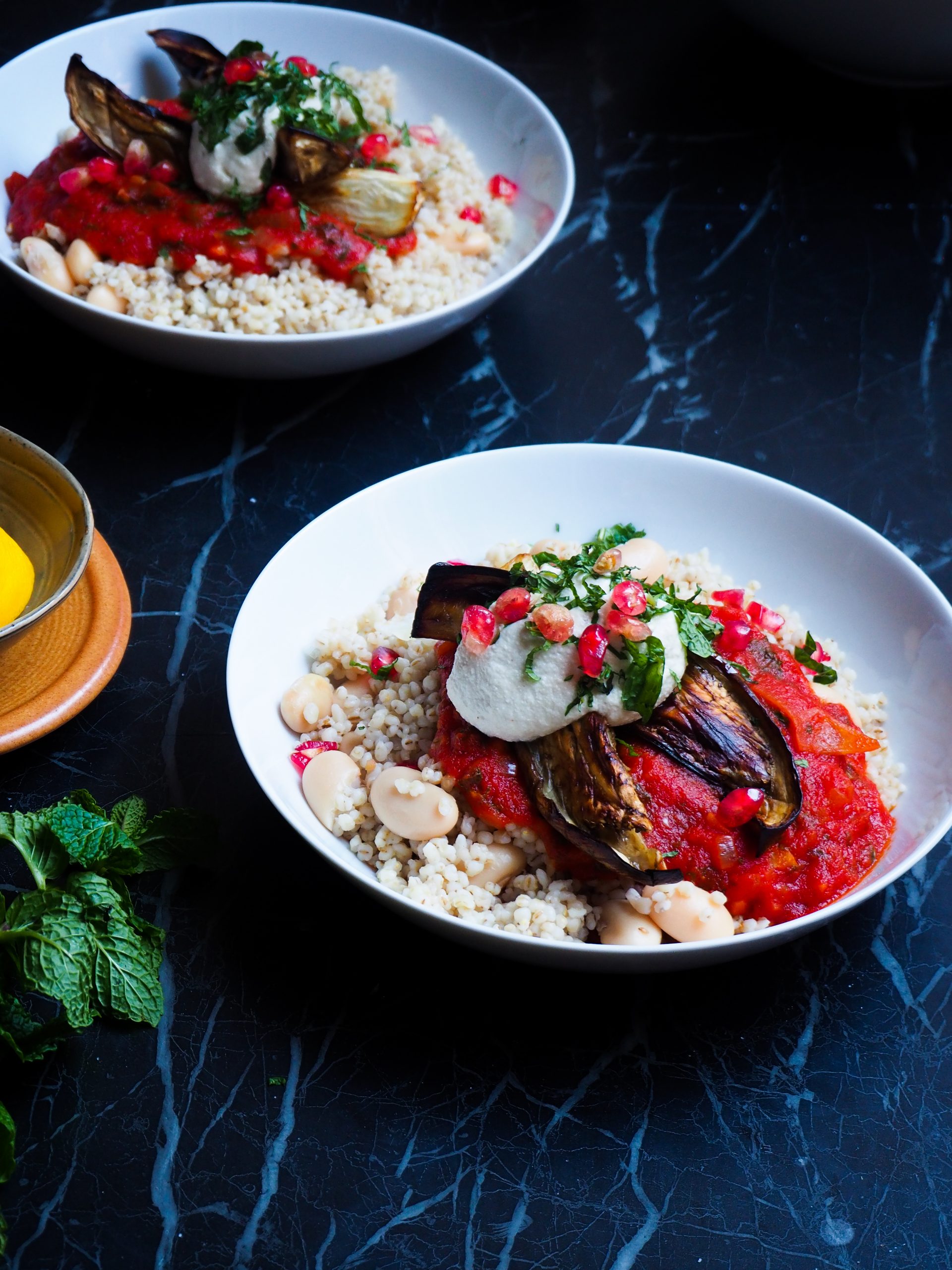 de vegan borani banjan gezien van voren.